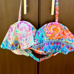 EUC Super cute flouncy bikini top size Medium cup size B at most